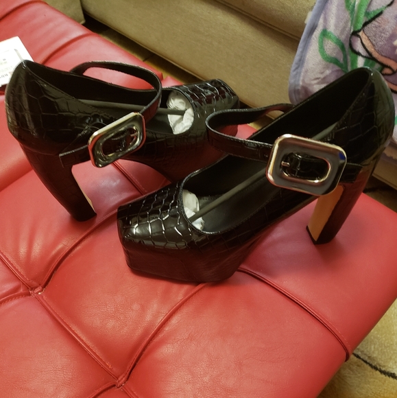 Shoes - Picture 4 of 6